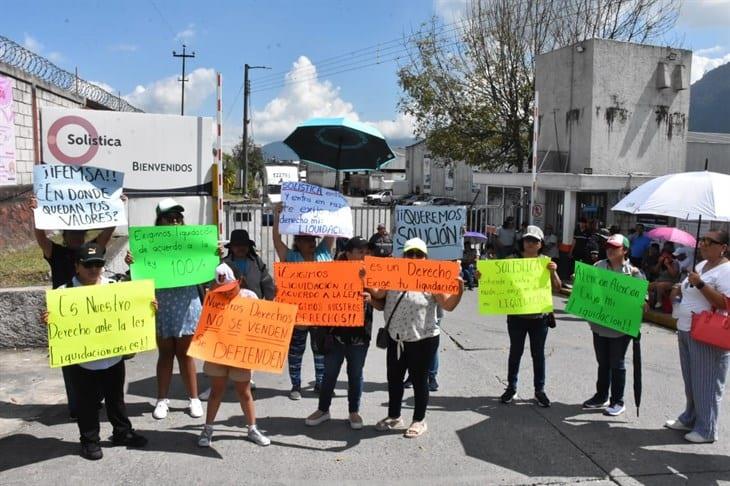 Protestan trabajadores de Femsa Solística en Río Blanco, exigen liquidación