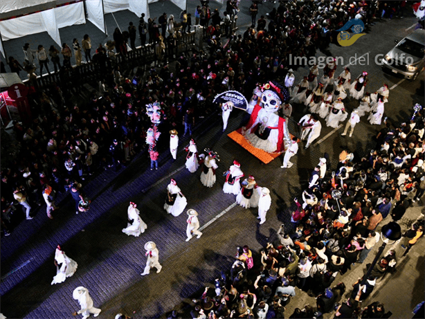 Catrinas derrochan gala en Xalapa con el desfile Mágico Veracruz (+Video)