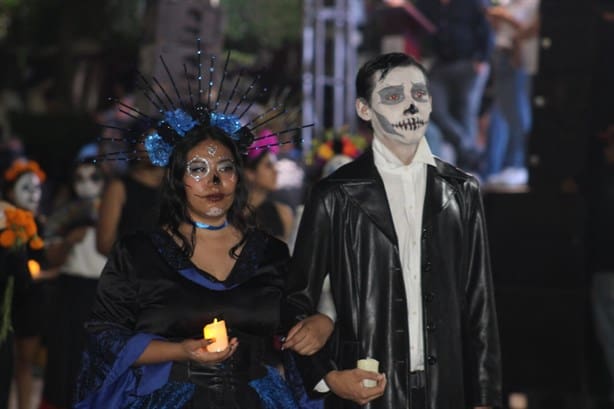 Universitarios sorprenden con desfile de Día de Muertos en Misantla