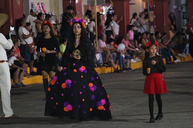 Universitarios sorprenden con desfile de Día de Muertos en Misantla