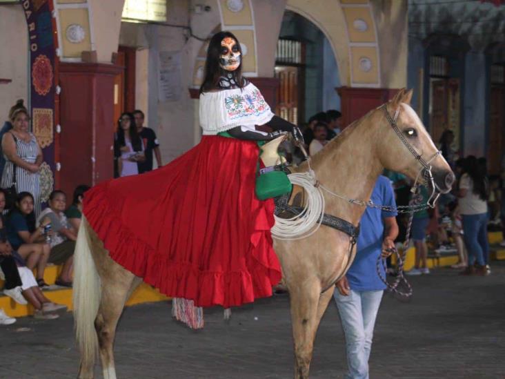 Universitarios sorprenden con desfile de Día de Muertos en Misantla