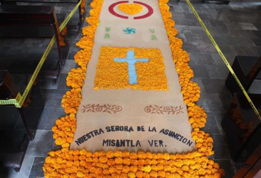 Con velas y flores, en Misantla caminan en memoria de los que partieron