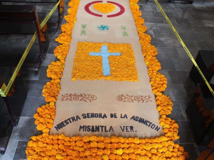 Con velas y flores, en Misantla caminan en memoria de los que partieron