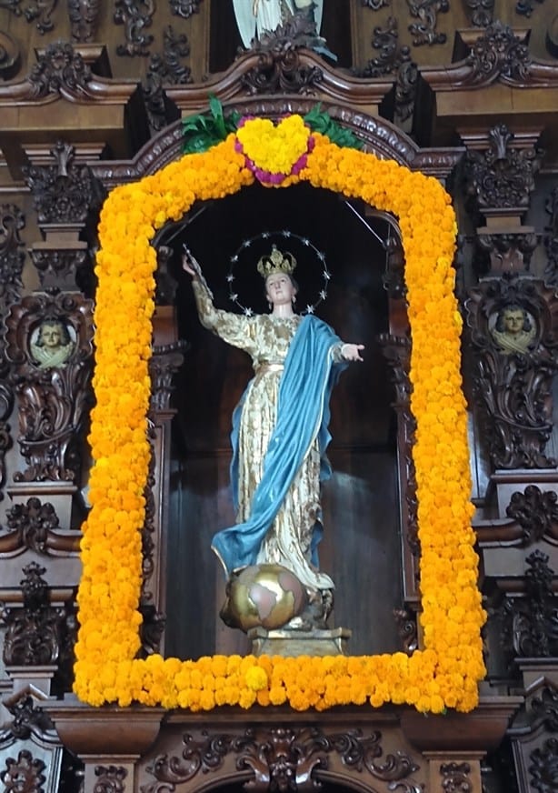 Con velas y flores, en Misantla caminan en memoria de los que partieron