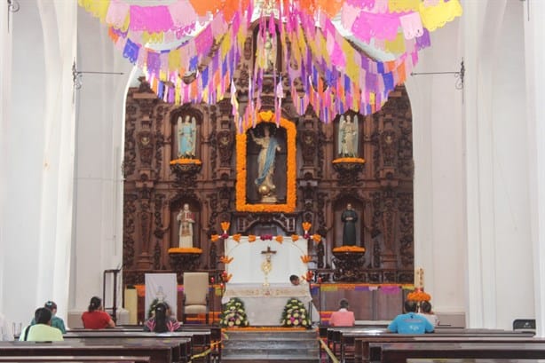 Con velas y flores, en Misantla caminan en memoria de los que partieron