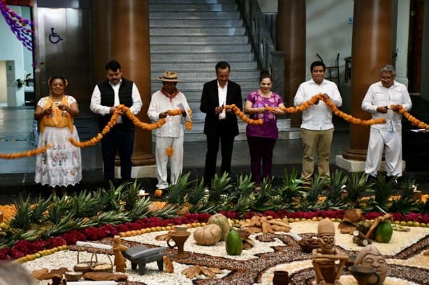 Ofrenda en Palacio de Gobierno de Veracruz: honran a los muertos entre cempasúchil y maíz