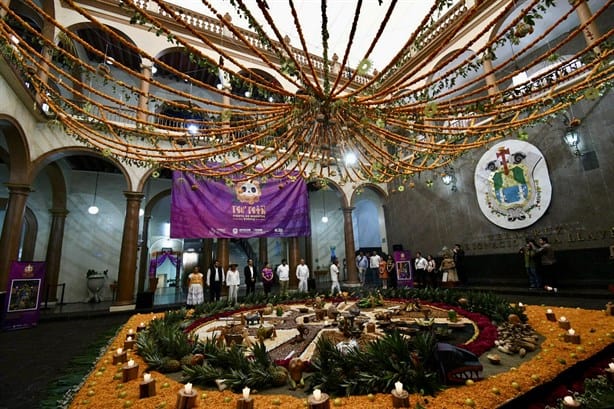 Ofrenda en Palacio de Gobierno de Veracruz: honran a los muertos entre cempasúchil y maíz