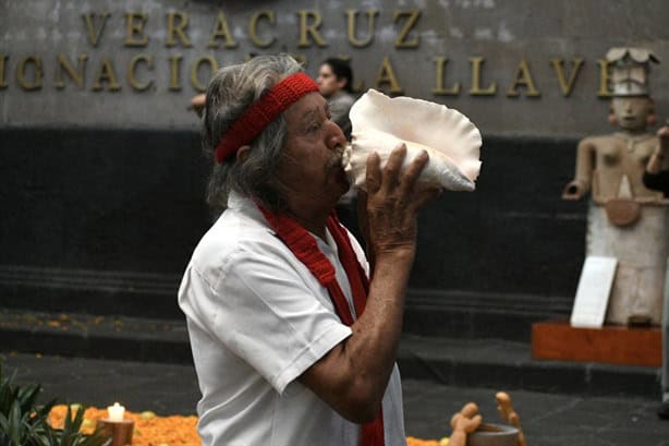 Ofrenda en Palacio de Gobierno de Veracruz: honran a los muertos entre cempasúchil y maíz