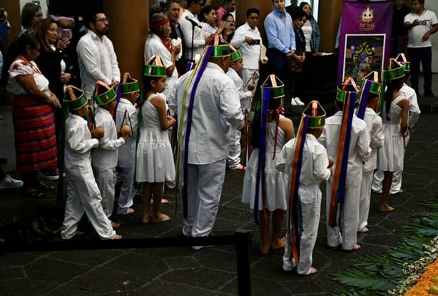 Ofrenda en Palacio de Gobierno de Veracruz: honran a los muertos entre cempasúchil y maíz