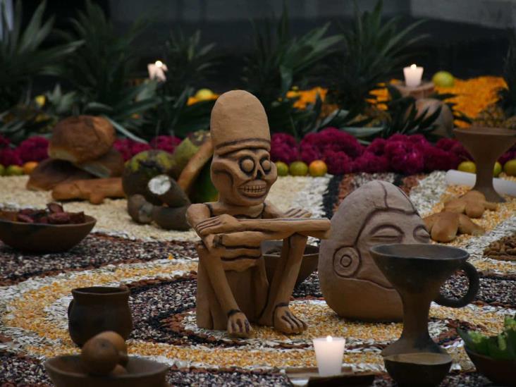 Ofrenda en Palacio de Gobierno de Veracruz: honran a los muertos entre cempasúchil y maíz