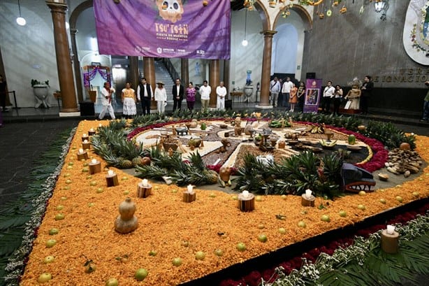 Ofrenda en Palacio de Gobierno de Veracruz: honran a los muertos entre cempasúchil y maíz