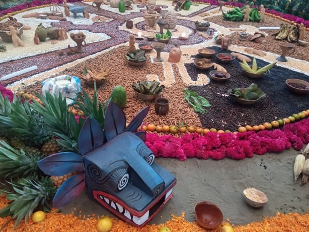 Ofrenda en Palacio de Gobierno de Veracruz: honran a los muertos entre cempasúchil y maíz