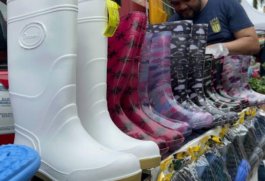 Vendedores de artículos impermeables para la lluvia mantienen sus precios tras inundaciones | VIDEO