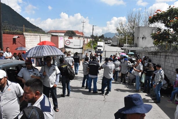 Protestan trabajadores de Femsa Solística en Río Blanco, exigen liquidación