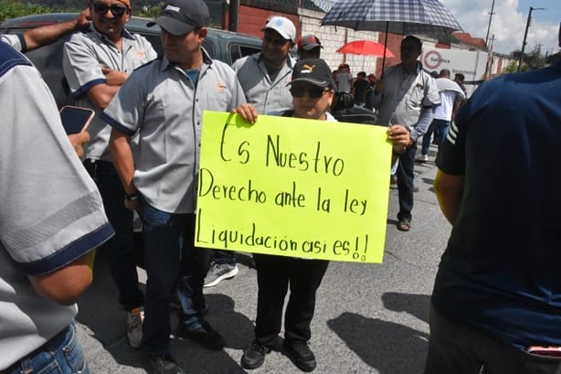 Protestan trabajadores de Femsa Solística en Río Blanco, exigen liquidación