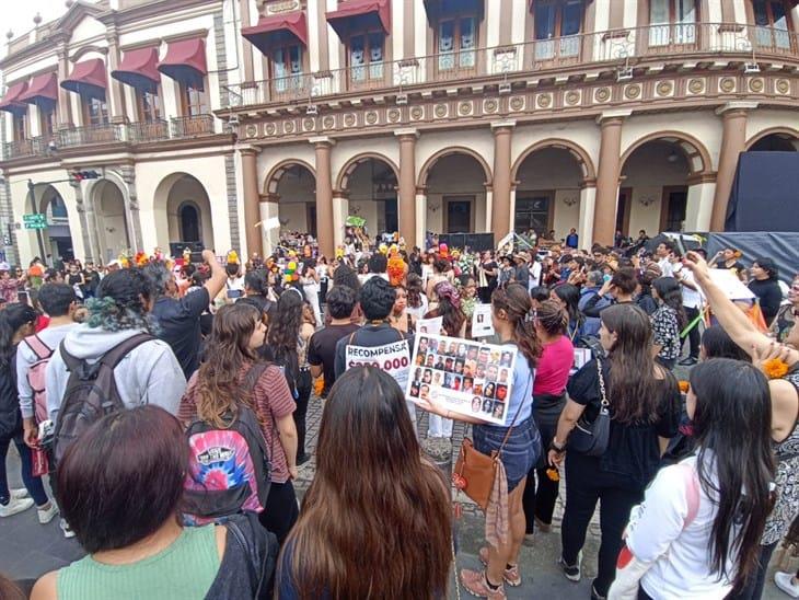 Con performance, homenajean en Xalapa a desaparecidos en Veracruz