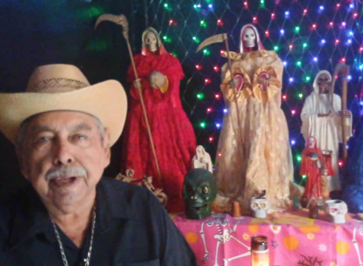 Don Mateo lleva 16 años celebrando a la Santa Muerte; recibe visitantes de otros estados