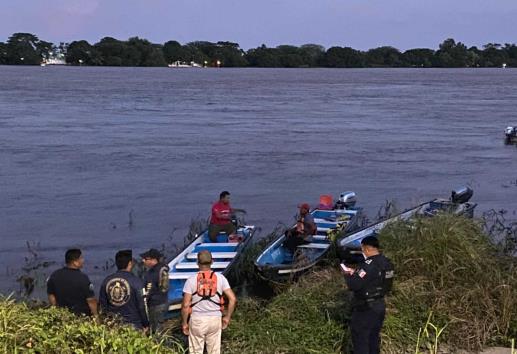 Cae lanchero desde su embarcación; lo buscan en el caudaloso río Coatzacoalcos