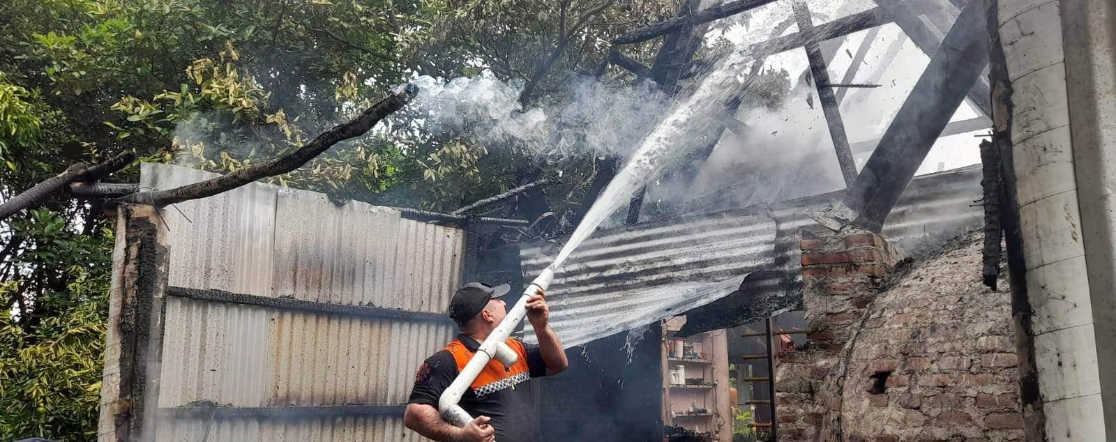 Incendio en colonia de Playa Vicente moviliza a los Bomberos y Policía