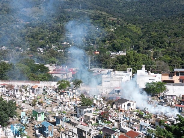 Fumigan panteón municipal de Camerino Mendoza por festividades de Día de Muertos