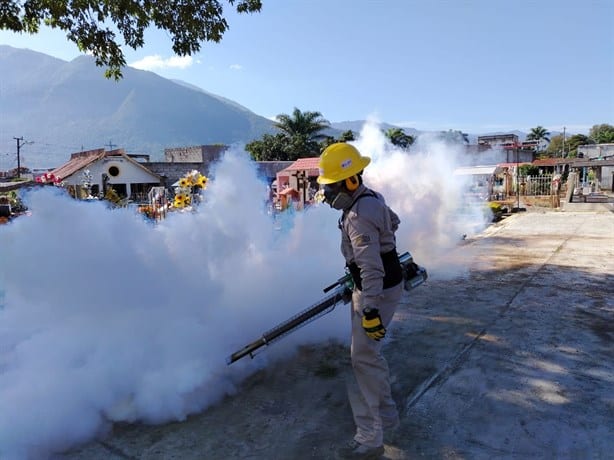 Fumigan panteón municipal de Camerino Mendoza por festividades de Día de Muertos