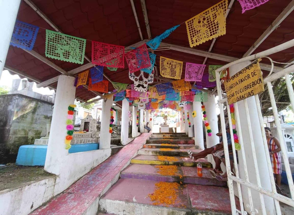 Así se vivió el Día de Todos los Santos en el panteón municipal de Moloacán