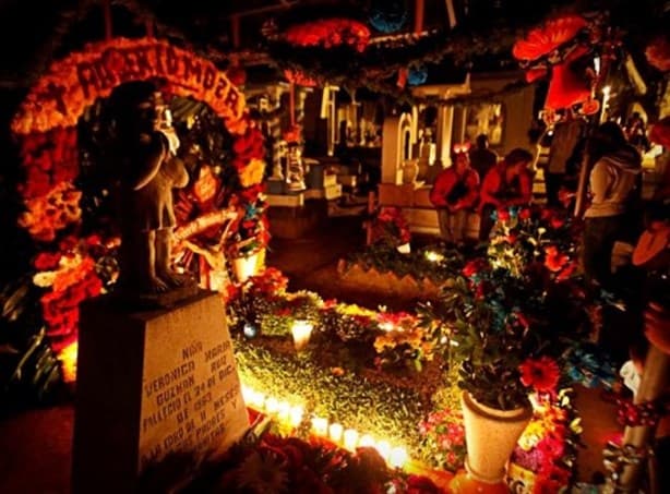 Por esta razón no deberías comer la ofrenda del altar de Día de Muertos