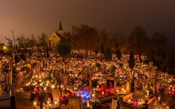 Por esta razón visitan las personas los panteones durante Día de Muertos