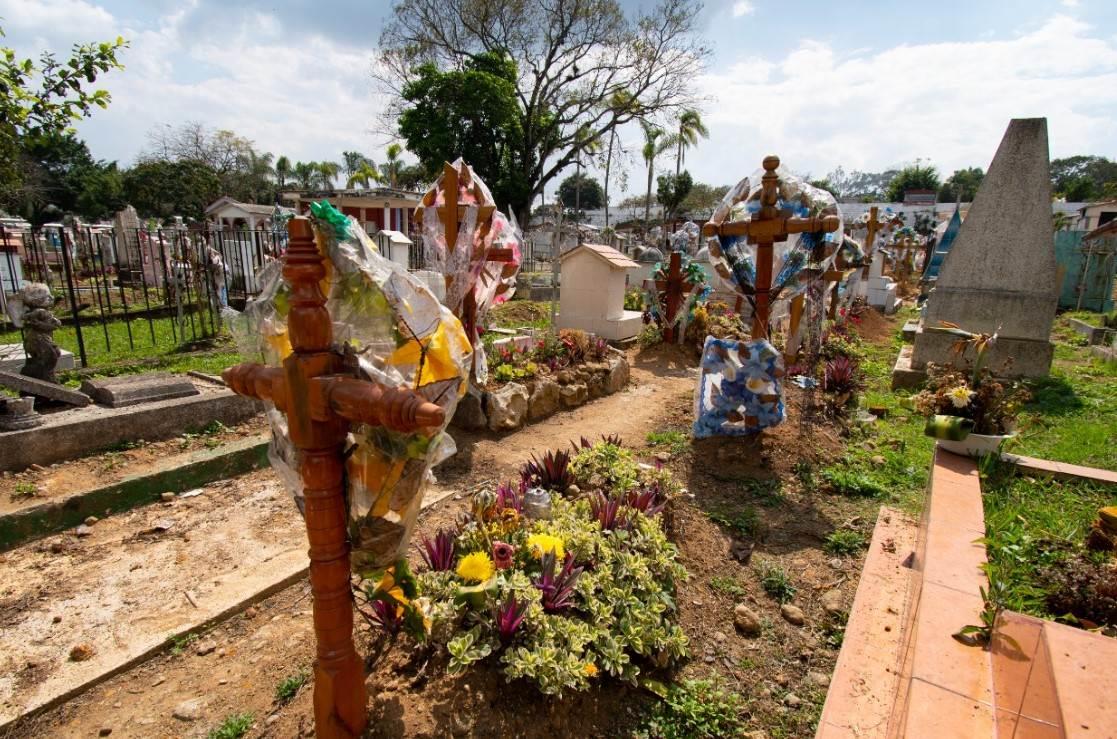 Por esta razón visitan las personas los panteones durante Día de Muertos