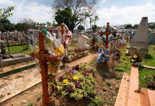 Por esta razón visitan las personas los panteones durante Día de Muertos