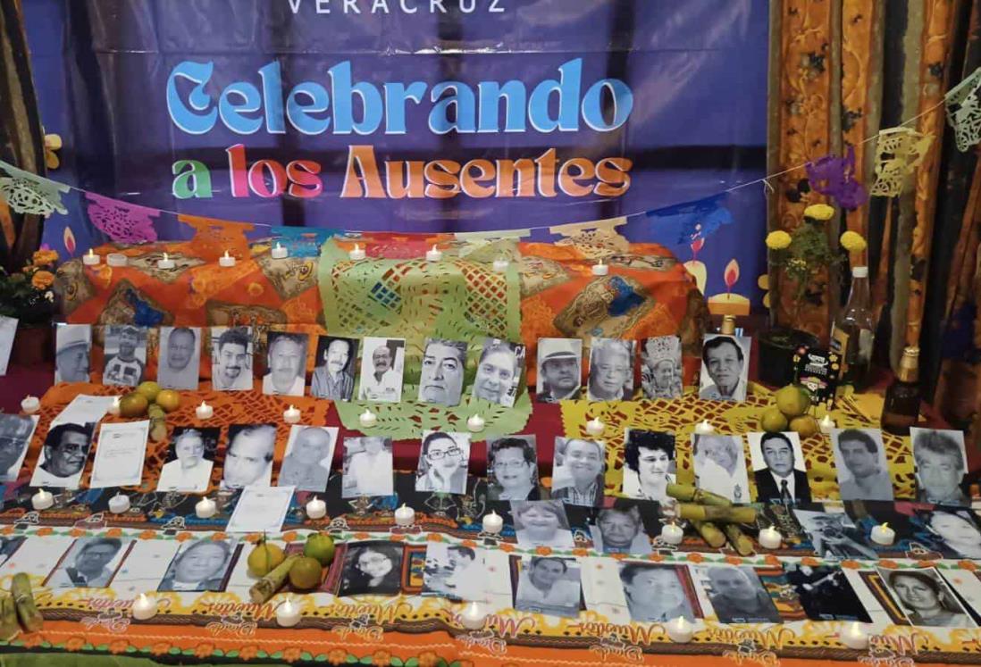 Con altar recuerdan a periodistas fallecidos en Veracruz este Día de Muertos