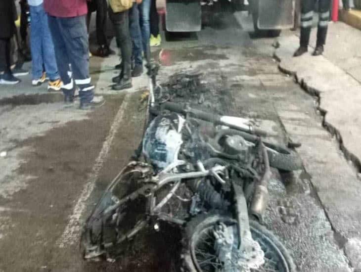 Se incendia motocicleta durante rodada del terror en Veracruz