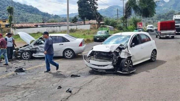 ¡No se fijaron! Encontronazo en la carretera Huatusco-Coscomatepec deja dos lesionados