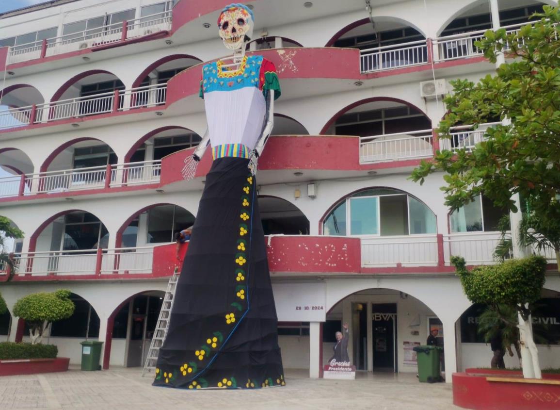 Instalan bella catrina de 12 metros de altura en Nanchital