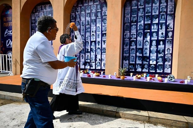 Colocan altar de Día de Muertos a quienes hicieron historia en Boca del Río | VIDEO