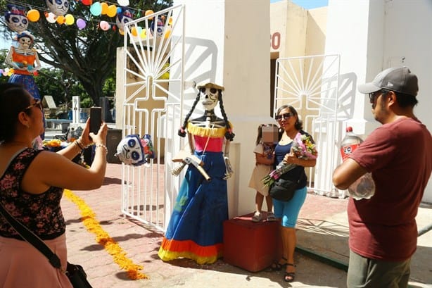 Día de Muertos: Antiguo Panteón de Coatzacoalcos, música, color y nostalgia en este primero de noviembre