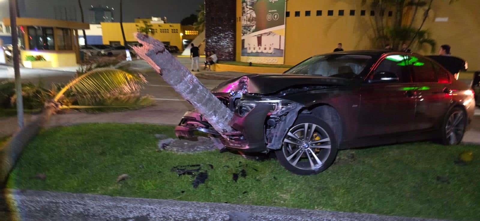 Joven choca su automovil contra una palmera en bulevar Manuel Ávila Camacho de Boca del Río