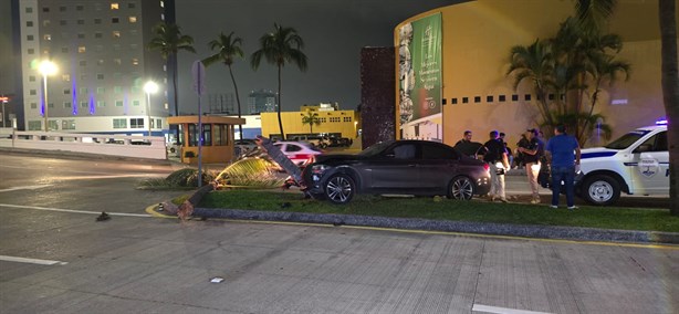 Joven choca su automovil contra una palmera en bulevar Manuel Ávila Camacho de Boca del Río