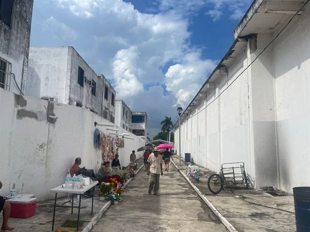 Cada Día de Muertos desde hace 30 años Ericka visita el panteón para recordar a su hermano pequeño | VIDEO