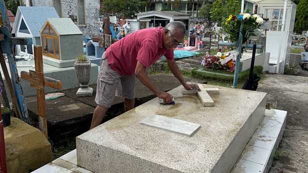 Cada Día de Muertos desde hace 30 años Ericka visita el panteón para recordar a su hermano pequeño | VIDEO