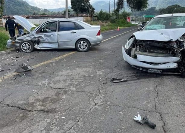 ¡No se fijaron! Encontronazo en la carretera Huatusco-Coscomatepec deja dos lesionados