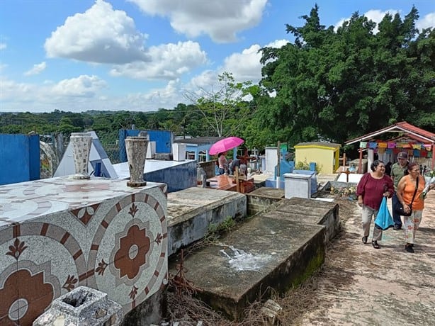 Así se vivió el Día de Todos los Santos en el panteón municipal de Moloacán