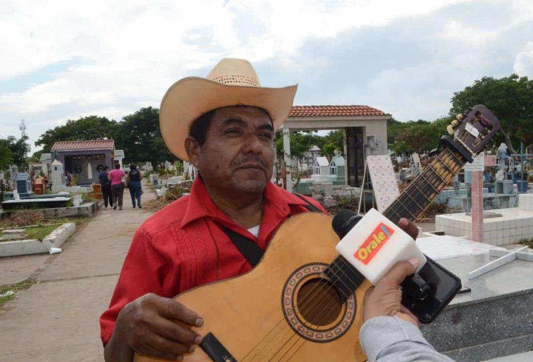 Don Miguel lleva 15 años llevando música a los panteones en Día de Muertos