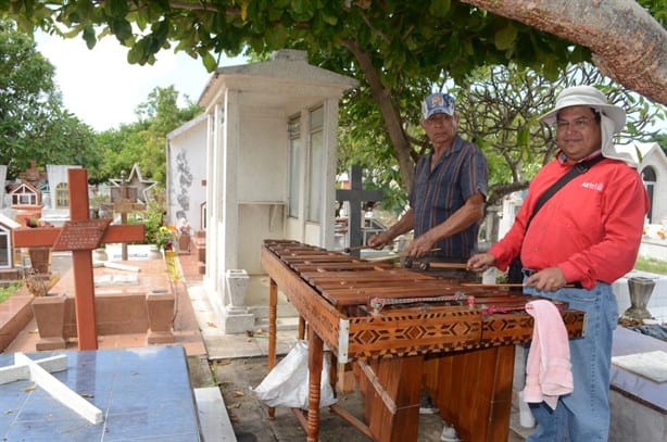 Don Miguel lleva 15 años llevando música a los panteones en Día de Muertos