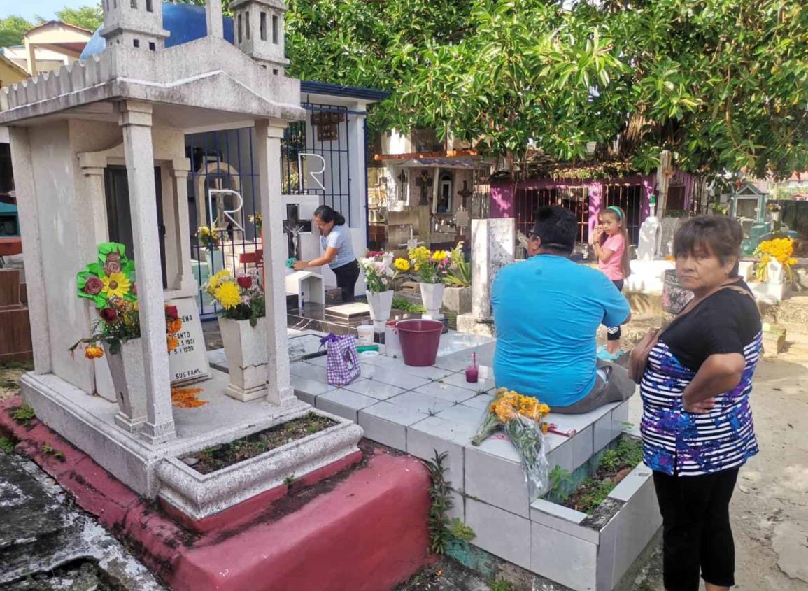 Poca afluencia en panteones de Nanchital este 1 de noviembre