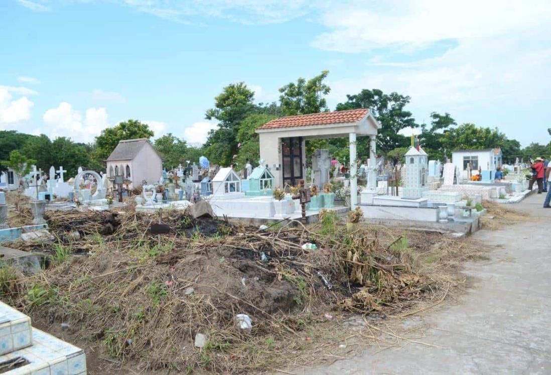 Pese al Día de Muertos muchos lotes en panteones de Veracruz lucen abandonados