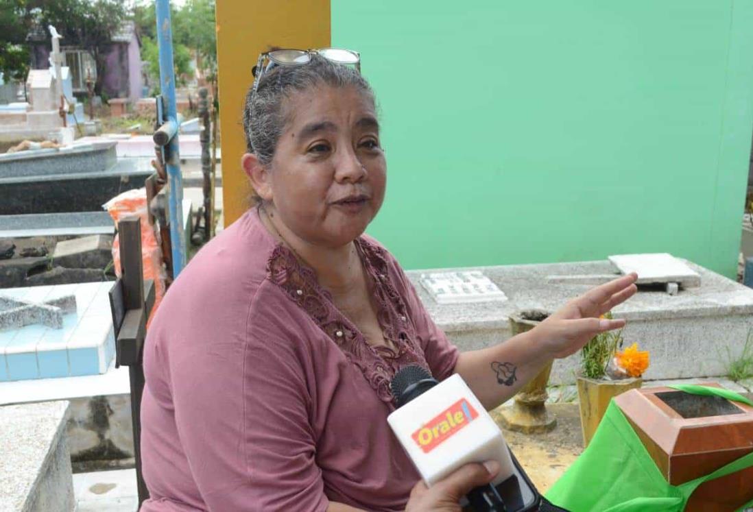 Doña Argelia acude al panteón Jardín de Veracruz a visitar a sus padres