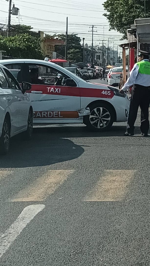 Chocan taxi y auto particular en Cardel