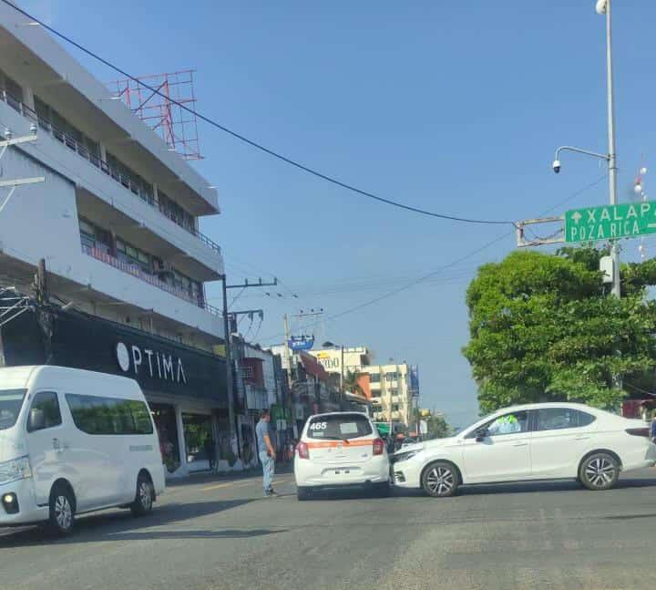 Chocan taxi y auto particular en Cardel