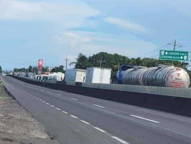 Reportan fila de autos de hasta 21 kilómetros a la altura de la caseta de Paso del Toro